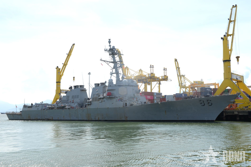  Tàu khu trục USS Shoup (DDG 86) tại cảng Tiên Sa. 