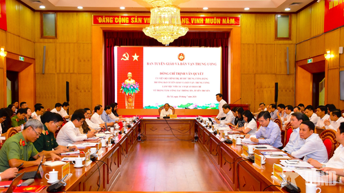 Quang cảnh buổi làm việc. 