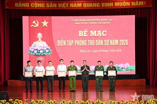 Đại tá Nguyễn Ngọc Sơn, Phó chỉ huy trưởng Bộ CHQS tỉnh trao Giấy khen tặng các tập thể có thành tích xuất sắc trong diễn tập. 
