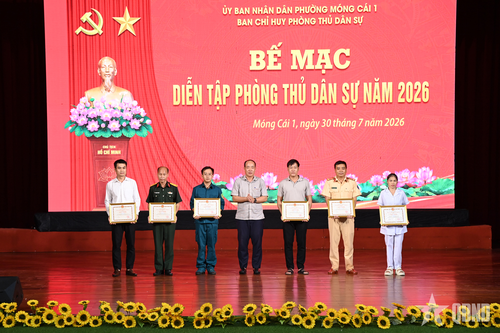 Các cá nhân có thành tích xuất sắc trong diễn tập được biểu dương, khen thưởng tại lễ bế mạc. 