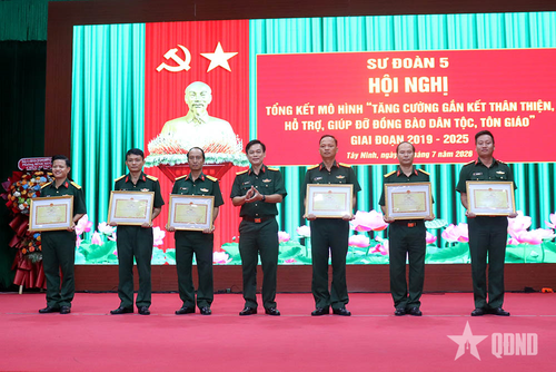 Đại tá Trần Hoàng Giang, Chính ủy Sư đoàn 5 trao thưởng các tập thể, cá nhân tiêu biểu.