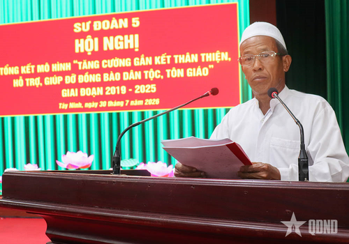 Đại diện chức sắc tôn giáo phát biểu.