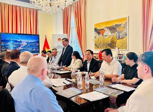 Lãnh đạo thành phố Tọa đàm với các doanh nghiệp tại Áo.