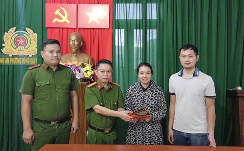 Công an phường Đông Gia Nghĩa trao trả tài sản cho chị Linh.