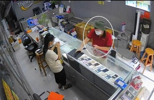 Đối tượng Huỳnh (khoanh tròn) tại thời điểm gây án.