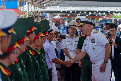 Lãnh đạo Bộ Tư lệnh Vùng 3 Hải quân, đại diện Bộ Quốc phòng, Bộ Ngoại giao, Sở Ngoại vụ thành phố Đà Nẵng và một số cơ quan chức năng của Việt Nam chào mừng Đoàn tàu Hải quân Hoa Kỳ cập cảng Tiên Sa, thăm Đà Nẵng