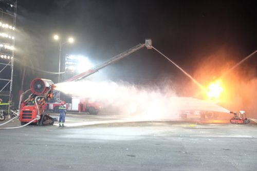Tiết mục khống chế đám cháy nguy hiểm, khó tiếp cận, dễ nổ.