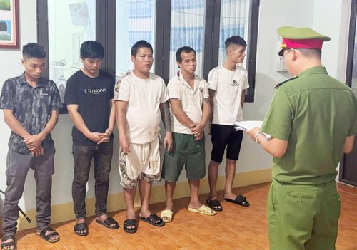 Điều tra viên được bố trí tại Công an xã Xuân Phú thi hành Lệnh bắt người bị giữ.