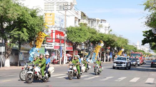  Các lực lượng tham gia diễu hành trên nhiều tuyến đường trung tâm tỉnh Khánh Hòa 
