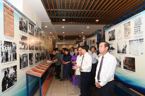  Các đồng chí lãnh đạo TPHCM và các đại biểu tham quan triển lãm. Ảnh: QUỐC THANH 
