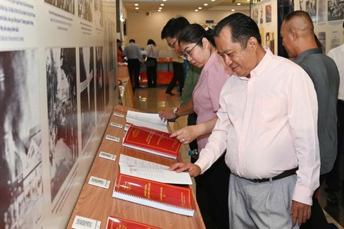  Các đại biểu tham quan triển lãm. Ảnh: QUỐC THANH 
