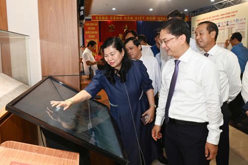  Phó Chủ tịch UBND TPHCM Nguyễn Mạnh Cường cùng các đại biểu tham quan triển lãm. Ảnh: QUỐC THANH 