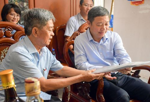 Đồng chí Dương Anh Đức thăm hỏi, trò chuyện cùng ông Võ Lê Tuấn, con trai đồng chí Võ Trần Chí