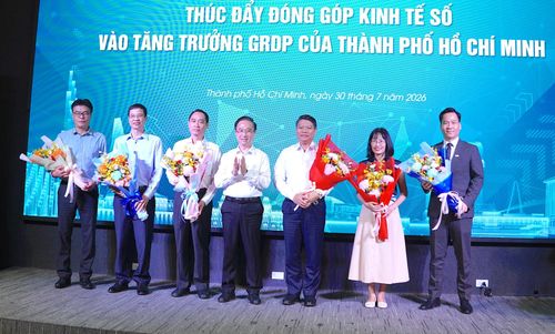 Đồng chí Đặng Minh Thông tặng hoa các diễn giả tại hội nghị. Ảnh: QUANG HUY