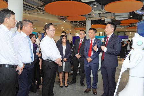 Đồng chí Đặng Minh Thông tham quan không gian chuyển đổi số của các doanh nghiệp tại hội nghị. Ảnh: QUANG HUY