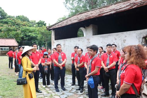  Đoàn nghe thuyết minh về Di tích Chuồng Bò 