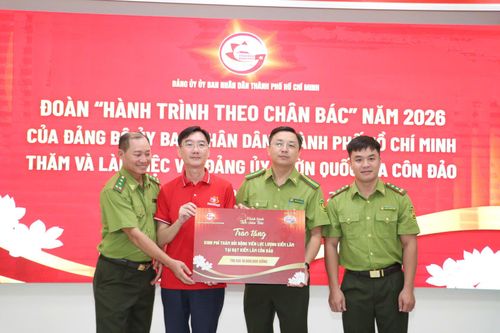  Phó Bí thư Đảng ủy UBND TPHCM Nguyễn Trường Giang trao quà đến lực lượng kiểm lâm 