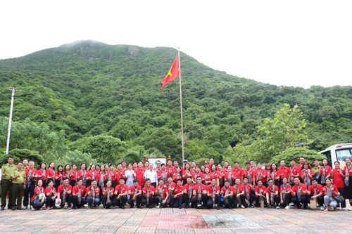  Đoàn chụp hình lưu niệm tại Ban Quản lý Vườn Quốc gia Côn Đảo 