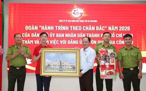  Phó Bí thư Đảng ủy UBND TPHCM Nguyễn Trường Giang trao quà lưu niệm đến Ban Quản lý Vườn Quốc gia Côn Đảo 