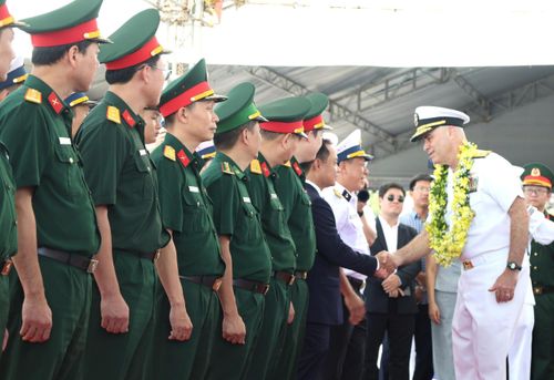 Đại diện phía Việt Nam và Hoa Kỳ bắt tay tại lễ đón. Ảnh: XUÂN QUỲNH
