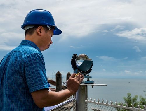 Quan trắc viên theo dõi, cập nhật dữ liệu về thời tiết. Ảnh minh họa: LÊ XUÂN TÙNG