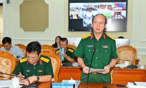  Đại tá Nguyễn Đình Chuẩn báo cáo tại hội nghị 