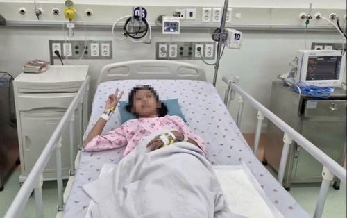 Trẻ được cai máy thở và tỉnh táo - Ảnh BVCC