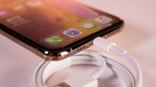 Hạn chế chơi game hoặc xử lý tác vụ nặng khi đang sạc để tránh tình trạng iPhone quá nhiệt và giảm tuổi thọ pin.