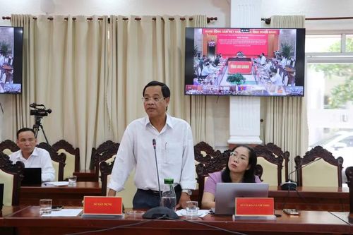 Các đại biểu đóng góp ý kiến.