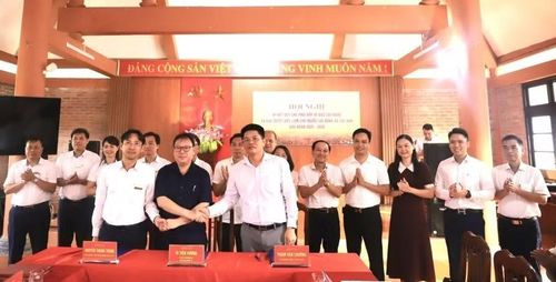 Lãnh đạo Trường cao đẳng TKV ký kết quy chế phối hợp với xã Lục Hồn về công tác đào tạo nghề và giải quyết việc làm.