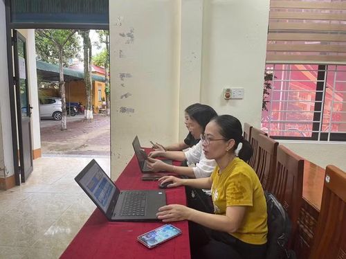 GV Trường THPT Hồng Lĩnh tham gia tập huấn sách giáo khoa ở bộ môn Lịch sử.