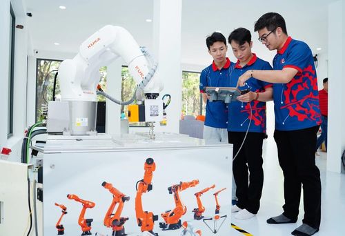 Sinh viên điều khiển Robot tại Trung tâm Đào tạo, nghiên cứu và phát triển ứng dụng Robot công nghiệp và AI của Trường ĐH Bách khoa - ĐH Đà Nẵng.