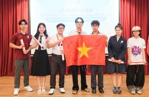 Học sinh Đỗ Lê Tuấn Kiệt cùng các thành viên đội tuyển Việt Nam trong buổi xuất quân tham dự vòng chung kết thế giới.