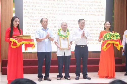 Nhà giáo Nhân dân Bùi Thân - một trong những cá nhân tiêu biểu được biểu dương, tôn vinh trong phong trào xây dựng xã hội học tập.