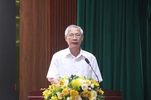 Ông Đoàn Đình Anh - Chủ tịch Hội Khuyến học Hà Tĩnh báo cáo kết quả tổng kết tại Hội nghị.