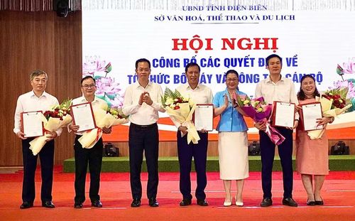Ban Giám đốc Sở VHTT&amp;DL tỉnh Điện Biên trao quyết định và tặng hoa chúc mừng các cán bộ được điều động đến nhận nhiệm vụ mới.