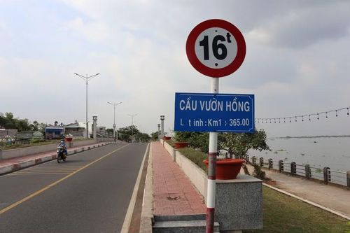 Bên cạnh đó là một cây cầu bên bờ sông Tiền cũng được đặt tên theo Vườn Hồng Tư Tôn.