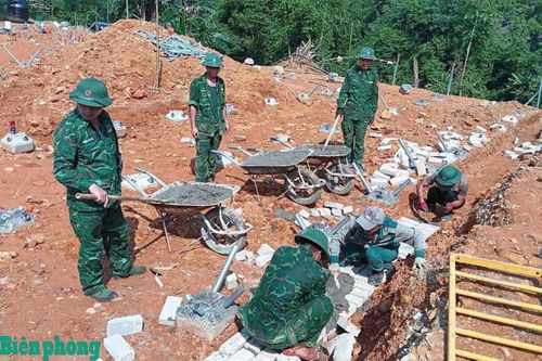 Dù nắng nóng như thiêu như đốt, các chiến sĩ quân hàm xanh vẫn miệt mài, chăm chỉ làm việc. Ảnh: Dương Giang