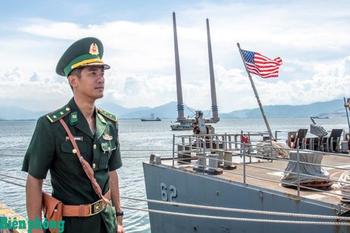 Bộ đội Biên phòng thành phố Đà Nẵng tổ chức các hoạt động giám sát tàu ngay tại cầu cảng. Ảnh: Lê Văn Chương