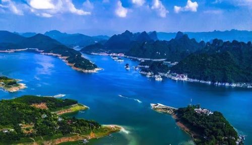 Trên mặt hồ và quanh hồ Hòa Bình có tiềm năng lớn về du lịch. Nếu cơ chế sử dụng đất kết hợp đa mục đích được áp dụng sẽ tạo động lực lớn về phát triển kinh tế - xã hội cho địa phương.