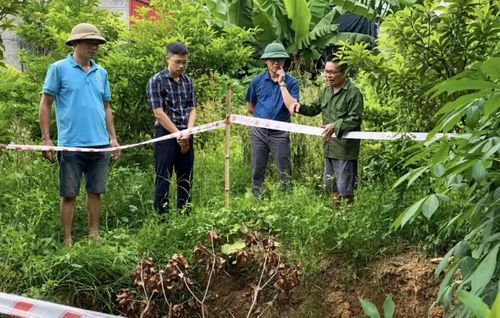Các hố sụt lún xuất hiện tại xã Thanh Sơn. Ảnh: Bùi Tuấn