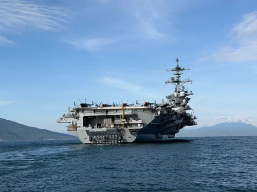 Tàu sân bay USS George Washington trên biển Đà Nẵng. Ảnh: Nguyễn Thành