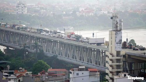 Phương tiện tham gia giao thông qua cầu Thăng Long gặp khó khăn.