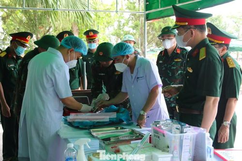 Bác sĩ pháp y kiểm tra, phân loại và niêm phong mẫu xương trước khi chuyển đi giải trình tự gen.