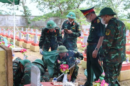 Khai quật phần mộ liệt sĩ để lấy mẫu phục vụ giám định ADN.