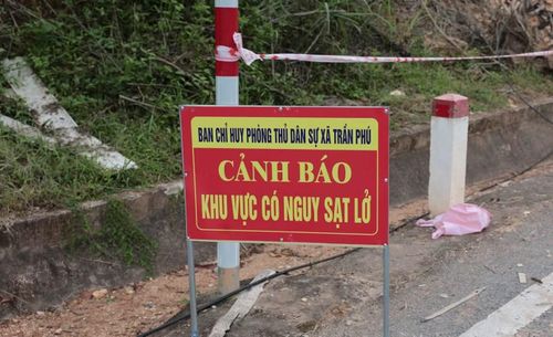 Xã Trần Phú cắm biển cảnh báo khu vực sạt lở