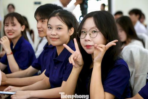  Đông đảo sinh viên đến theo dõi, cổ vũ cuộc thi. 