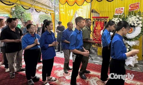 Đông đảo cán bộ, nhân dân địa phương, người thân và dòng họ đã có mặt để tiễn biệt Liệt sĩ Thái Hữu Tứ.