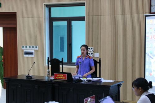 Đại diện VKSND công bố cáo trạng.