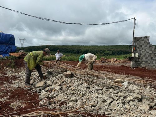 Công nhân đang thu dọn hiện trường vụ sập dầm, sàn mái nhà thi đấu.